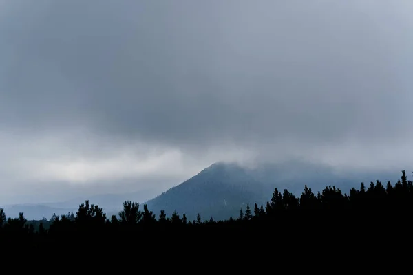 多雨多雾的日子里 暴风雨前的暮色和雷雨前的山中 恶劣的气候条件 喀尔巴阡山脉的山峰 — 图库照片