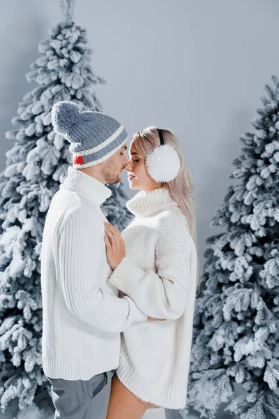 História Amor Inverno Com Casal Usava Fones Ouvido Chapéus Blusas — Fotografia de Stock