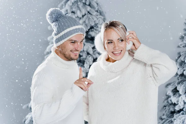 Historia Amor Invierno Con Par Auriculares Piel Sombreros Suéteres Blancos — Foto de Stock