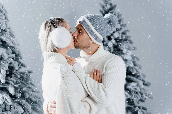 Winter Liebesgeschichte Mit Paar Mit Kopfhörern Aus Fell Hüten Weißen — Stockfoto