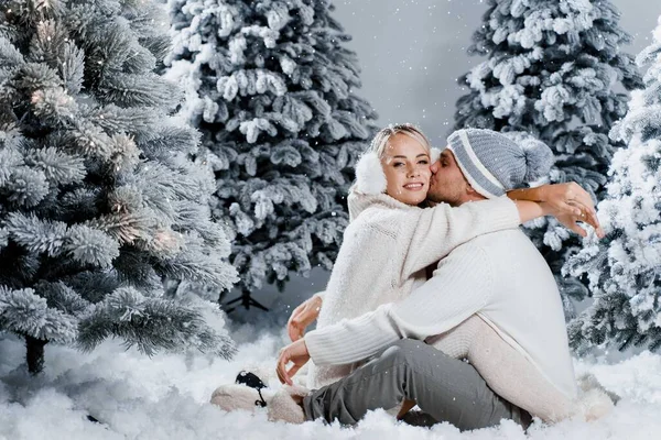 Assento Casal Neve Abraço Beijo Divirta Outro História Amor Inverno — Fotografia de Stock