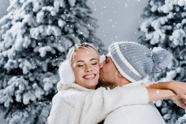 Assento Casal Neve Abraço Beijo Divirta Outro História Amor Inverno — Fotografia de Stock