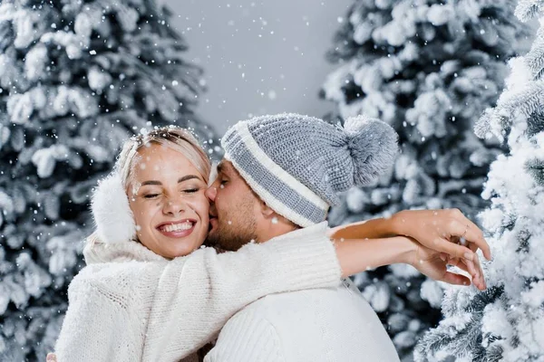 Coppia Posto Sulla Neve Abbraccio Bacio Divertirsi Vicenda Storia Amore — Foto Stock