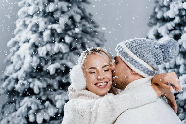 Neve Cadente Baci Abbracci Primo Piano Coppia Giovani Felici Bacio — Foto Stock