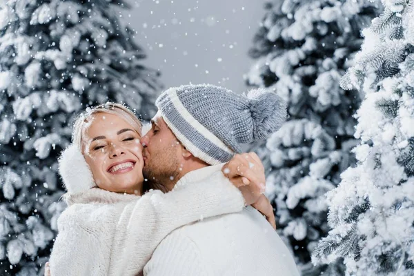 Yağan Kar Öpücükler Mutlu Genç Çiftler Yeni Yıl Kutlamalarının Arifesinde — Stok fotoğraf