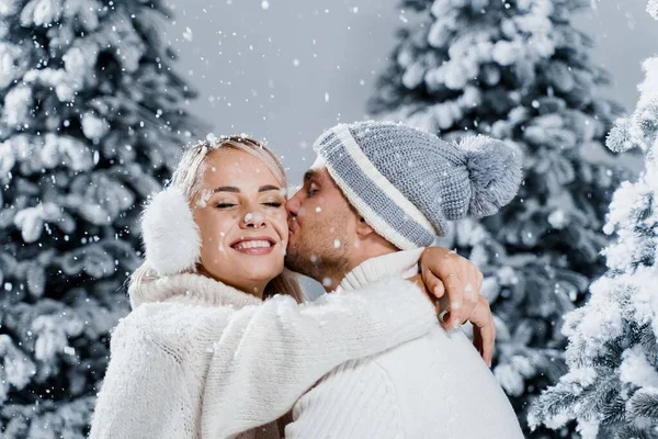 Caindo Neve Beijos Feliz Casal Jovem Close Abraços Beijos Perto — Fotografia de Stock