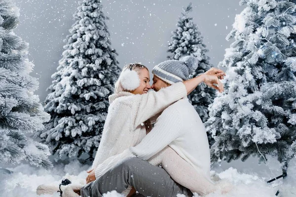 Schneefall Und Küsse Glückliches Junges Paar Umarmt Und Küsst Sich — Stockfoto