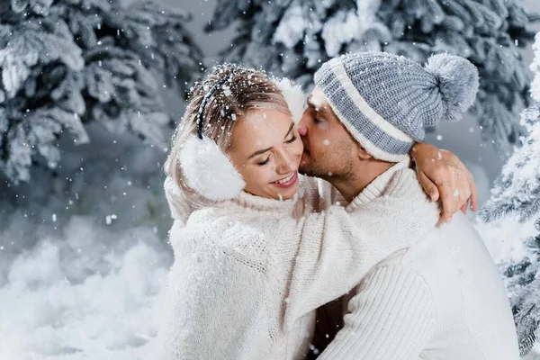 Assento Casal Neve Abraço Beijo Divirta Outro História Amor Inverno — Fotografia de Stock