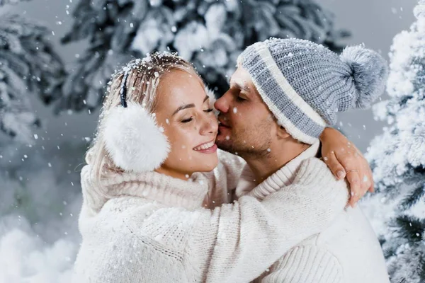Historia Amor Invierno Con Par Auriculares Piel Sombreros Suéteres Blancos — Foto de Stock