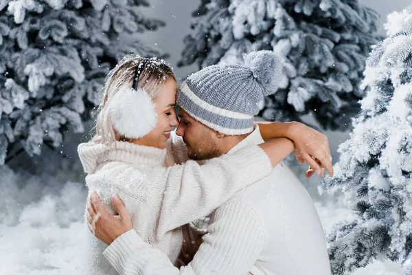 Historia Amor Invierno Con Par Auriculares Piel Sombreros Suéteres Blancos — Foto de Stock