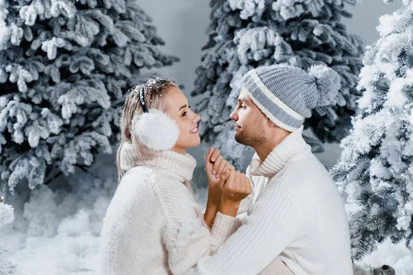 História Amor Ano Novo Dois Beijos Abraços Pessoas Usavam Fones — Fotografia de Stock