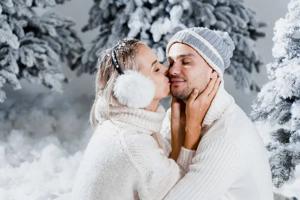 Birkaç Kürk Kulaklıklı Şapkalı Beyaz Kazaklı Kış Aşkı Hikayesi Mutlu — Stok fotoğraf