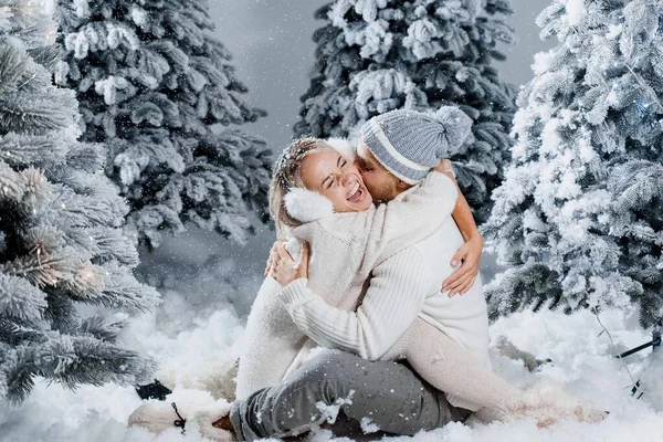 Pärchen Sitzen Auf Dem Schnee Und Umarmen Küssen Und Haben — Stockfoto