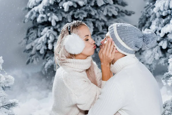 Pärchen Sitzen Auf Dem Schnee Und Umarmen Küssen Und Haben — Stockfoto