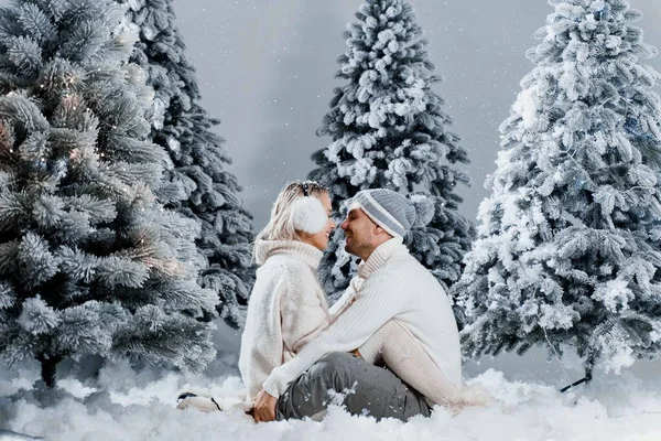 Homme Embrasse Embrasse Femme Neige Tombe Nouvelle Histoire Amour Année — Photo