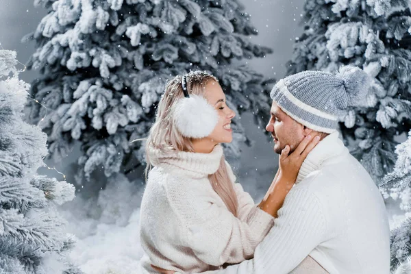Couple Seat Snow Hug Kiss Have Fun Each Other Winter — Stock Photo, Image