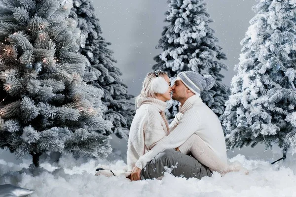 Man Kiss Hug His Woman Snow Falls New Year Love — Stock Photo, Image