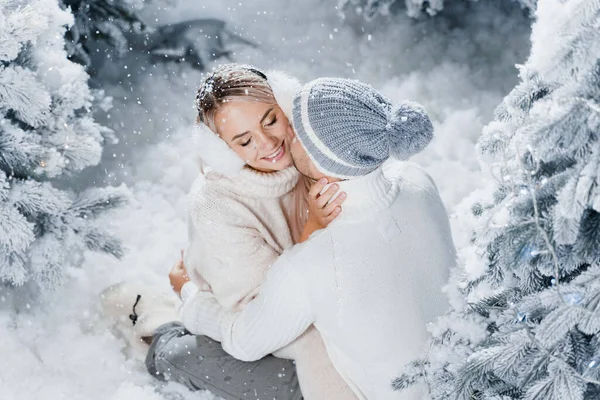 Чоловік Цілується Обіймає Свою Жінку Падає Сніг Новорічна Історія Кохання — стокове фото