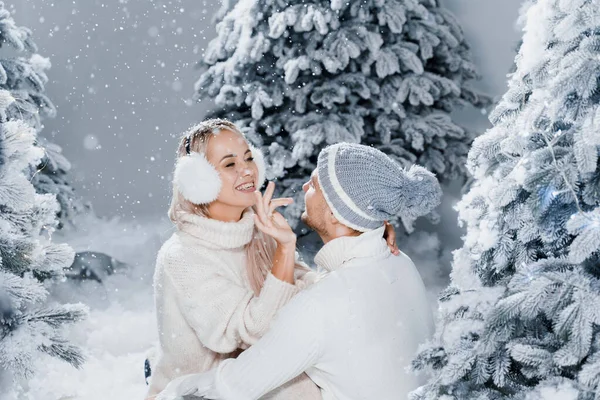 Assento Casal Neve Abraço Beijo Divirta Outro História Amor Inverno — Fotografia de Stock