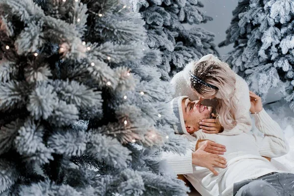 Una Historia Amor Año Nuevo Par Besos Abrazos Gente Vestida — Foto de Stock