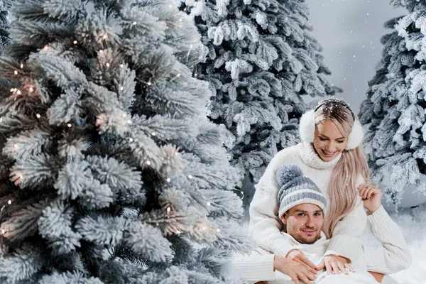 New Year Love Story Paarküsse Und Umarmungen Die Menschen Trugen — Stockfoto