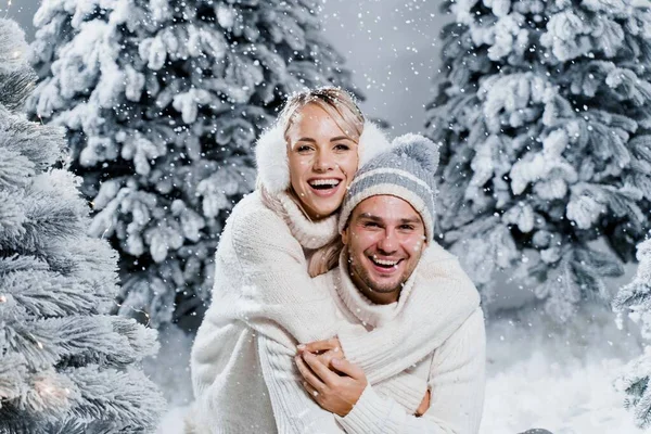 Zimowa Historia Miłosna Parą Noszących Futrzane Słuchawki Kapelusze Białe Swetry — Zdjęcie stockowe