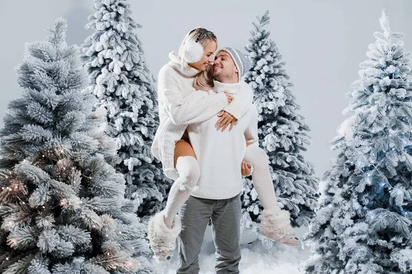 Beijo Abraço Homem Detém Menina Perto Árvores Natal Dia Inverno — Fotografia de Stock
