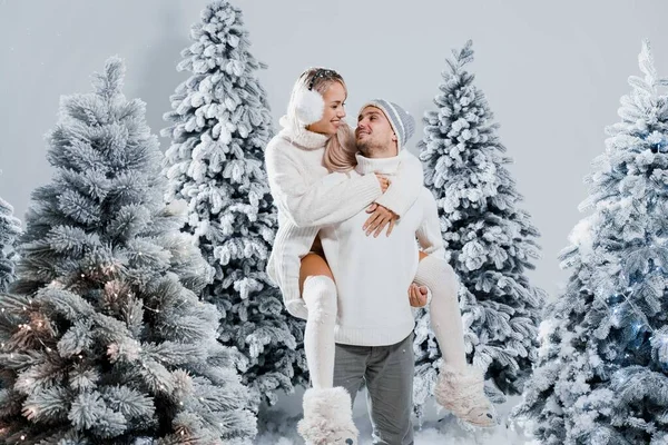 Par Besos Abrazos Hombre Sostiene Niña Cerca Los Árboles Navidad — Foto de Stock