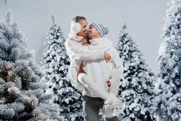 Paio Baci Abbracci Uomo Tiene Ragazza Vicino Agli Alberi Natale — Foto Stock