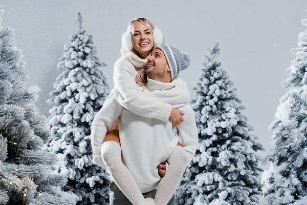 Çiftler Öpüşüp Kucaklaşır Adam Kızı Kışın Noel Ağaçlarının Yanında Tutuyor — Stok fotoğraf