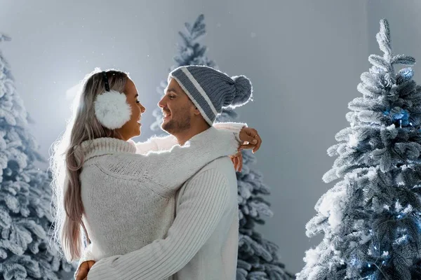 Yağan Kar Öpücükler Mutlu Genç Çiftler Yeni Yıl Kutlamalarının Arifesinde — Stok fotoğraf