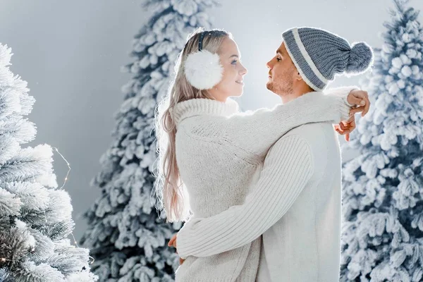 Birkaç Kürk Kulaklıklı Şapkalı Beyaz Kazaklı Kış Aşkı Hikayesi Mutlu — Stok fotoğraf