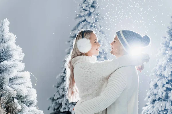 Caindo Neve Beijos Feliz Casal Jovem Close Abraços Beijos Perto — Fotografia de Stock