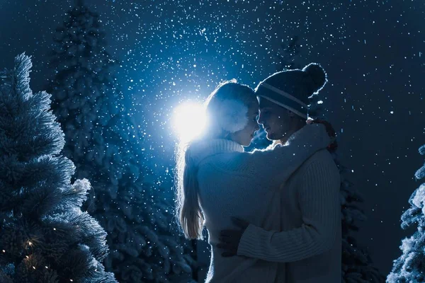 Nieve Cayendo Besos Con Nieve Cayendo Fondo Azul Oscuro Pareja — Foto de Stock