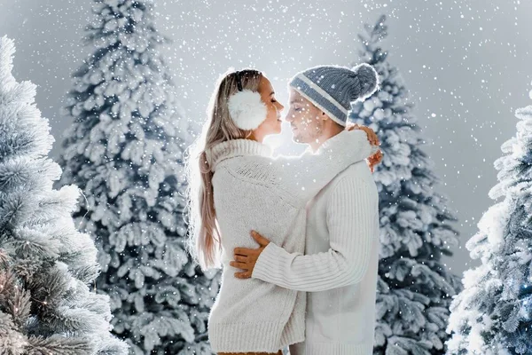 Caindo Neve Beijos Feliz Casal Jovem Close Abraços Beijos Perto — Fotografia de Stock