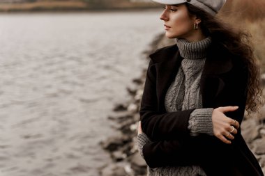 Çekici kız turist ülkesini geziyor ve Coronavirus covid-19 karantinasının sonunu düşünüyor. Kıvırcık saçlı genç bir kadın göle bakar ve hayatını düşler..