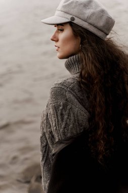 Çekici kız turist ülkesini geziyor ve Coronavirus covid-19 karantinasının sonunu düşünüyor. Kıvırcık saçlı genç bir kadın göle bakar ve hayatını düşler..