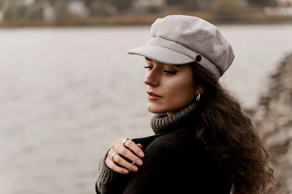 Hermosa Chica Con Abrigo Negro Una Gorra Lana Gris Cerca —  Fotos de Stock