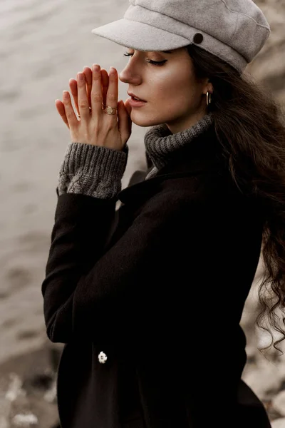 Ein Schönes Mädchen Nahaufnahme Schwarzem Mantel Und Grauer Wollmütze See — Stockfoto