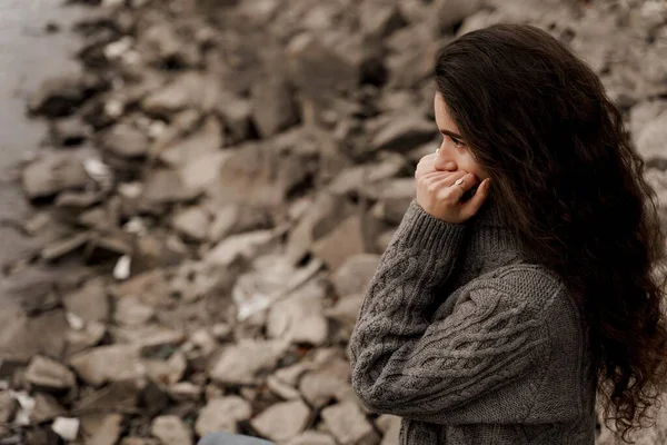 Chica Con Pelo Rizado Fondo Abedul Con Piedras Lago Otoño —  Fotos de Stock