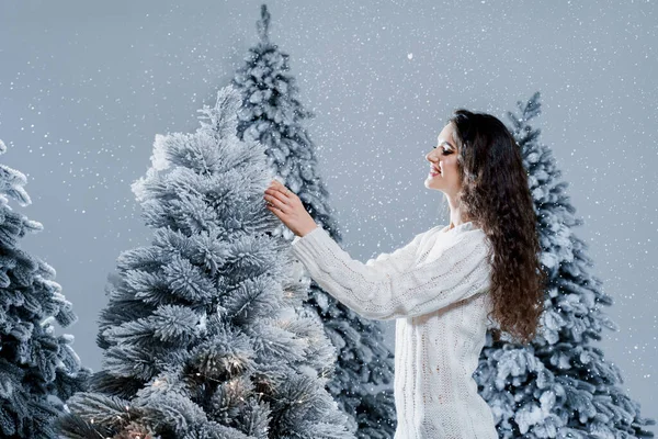 Attractive Girl Warm White Sweater White Socks Snowy Trees New — Stock Photo, Image