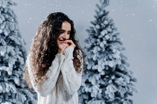 Yeni Yıl Kutlaması Kar Yağan Mutlu Kız Sıcak Beyaz Kazak — Stok fotoğraf