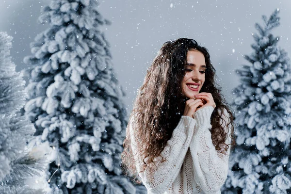 Celebración Año Nuevo Chica Feliz Con Nieve Que Cae Mujer — Foto de Stock
