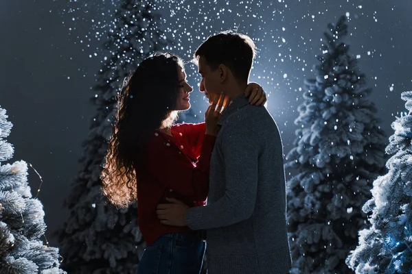 Nieve Cayendo Besos Con Nieve Cayendo Fondo Azul Oscuro Pareja — Foto de Stock