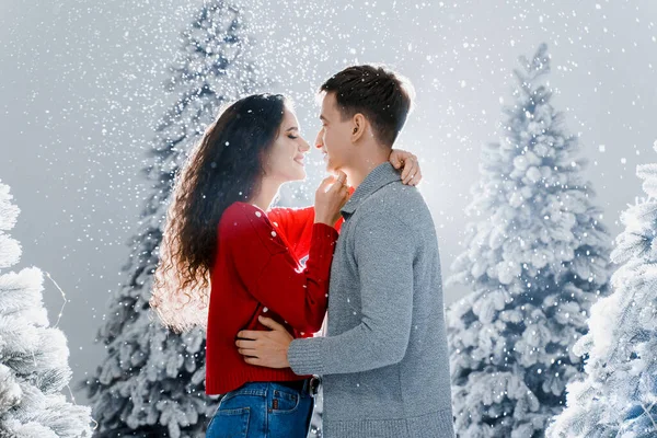 Caindo Neve Beijos Feliz Casal Jovem Close Abraços Beijos Perto — Fotografia de Stock