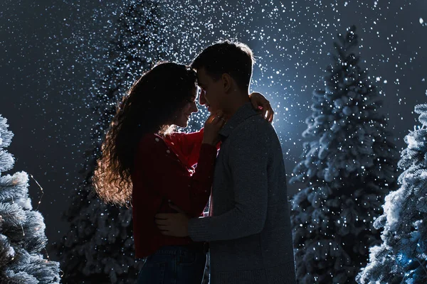 Queda Neve Beijos Com Queda Neve Fundo Azul Escuro Casal — Fotografia de Stock