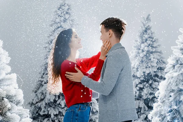 Nieve Besos Cayendo Feliz Pareja Joven Abrazos Cerca Beso Cerca — Foto de Stock