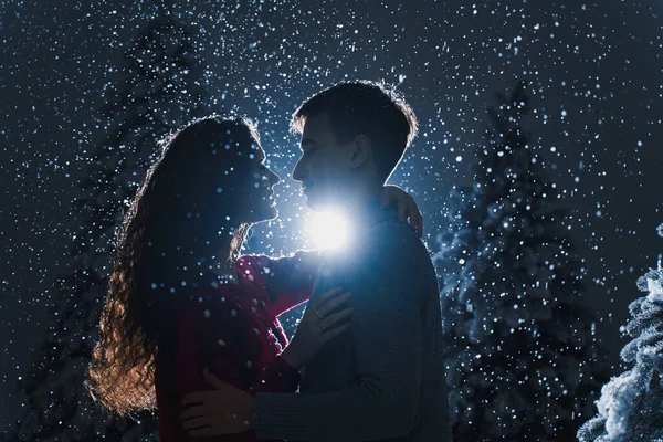 Falling Snow Kisses Falling Snow Dark Blue Background Happy Young — Stock Photo, Image