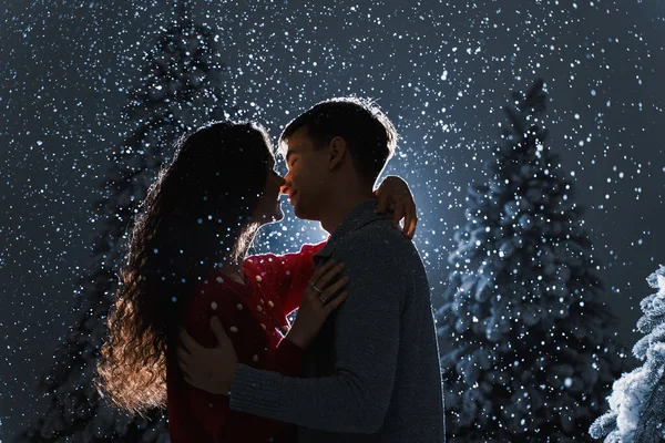 Queda Neve Beijos Com Queda Neve Fundo Azul Escuro Casal — Fotografia de Stock