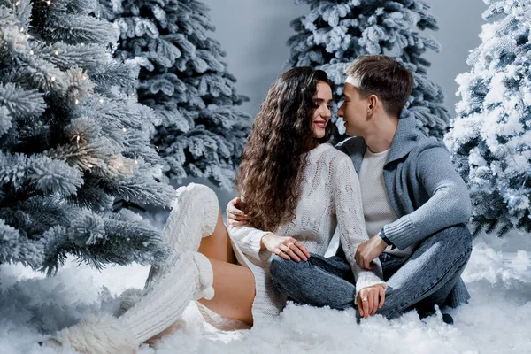 New Year Love Story Paarküsse Und Umarmungen Die Menschen Trugen — Stockfoto